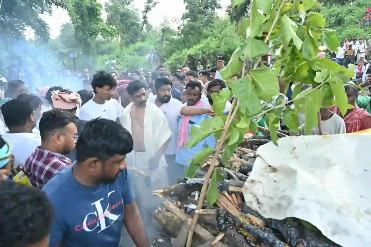 पैतृक गांव नेमरा स्थित श्मशान घाट पर हुआ अंतिम संस्कार, मुख्यमंत्री हेमन्त सोरेन ने दी मुखाग्नि